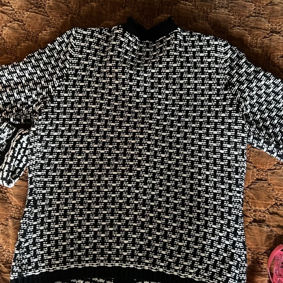 Tahari  Cardigan M - Picture 4 of 4